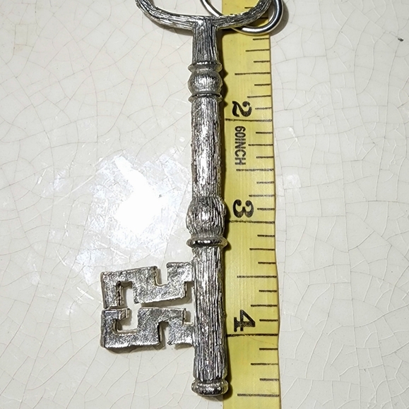 Vintage unisex silver skeleton key pendant charm medallion unsigned Lisner - Picture 6 of 7
